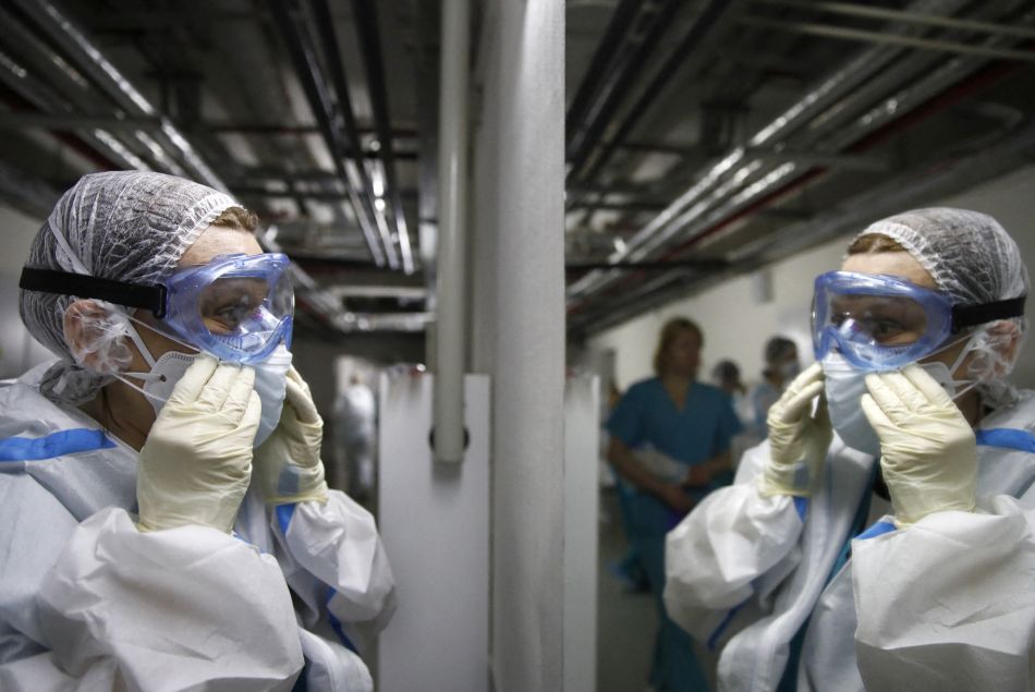 Le staff médical se prépare pour rentrer en cellule COVID-19 au Pirogov City Clinical Hospital