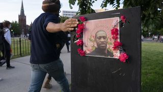 La jeune fille qui a filmé l'assassinat de George Floyd se fait harceler