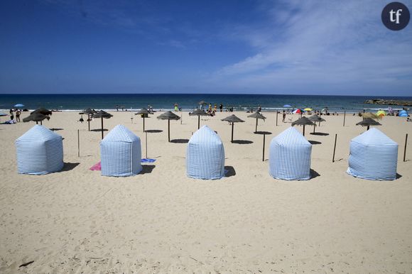 Dans quels pays d'Europe pourra-t-on voyager cet été ? (plage de Costa da Caparica, à Lisbonne).