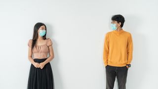 Pourquoi les "anti-bise" sont-ils vus comme des rabat-joie ?