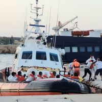 Le Louise Michel, le bateau féministe de Banksy, secourt 219 exilés en Méditerranée