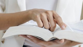 Le dictionnaire Oxford change (enfin) sa définition sexiste du mot "femme"