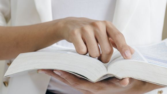 Le dictionnaire Oxford change (enfin) sa définition sexiste du mot "femme"
