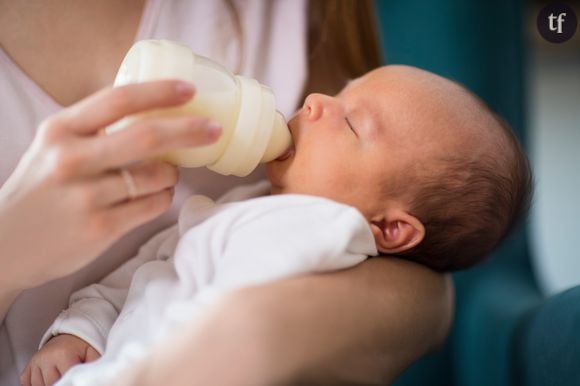 Un bébé nourri au biberon.