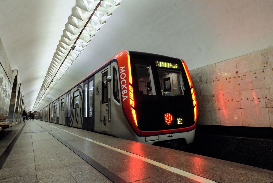 La compagnie de métro de Moscou embauche des conductrices de train, et c'est historique.