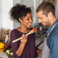 Pour 29 % des hommes, le rôle premier de la femme est "de prendre soin de son mari"