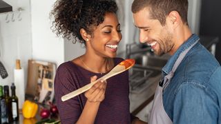 Pour 29 % des hommes, le rôle premier de la femme est "de prendre soin de son mari"