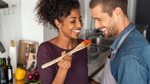 Pour 29 % des hommes, le rôle premier de la femme est "de prendre soin de son mari"