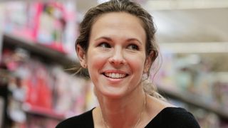 "Des coups de couteaux" : Lorie Pester se confie sur ses symptômes d'endométriose