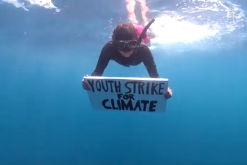 Une militante mauricienne pour le climat organise une manifestation sous-marine - Vidéo Twitter Reuters.