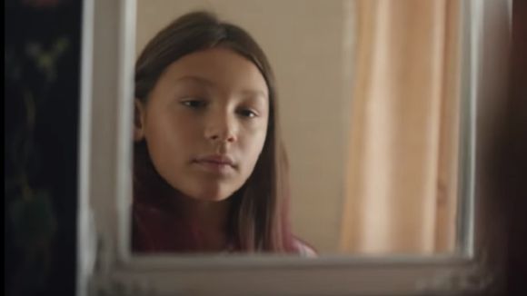 Pantene met en vedette une fillette trans dans sa nouvelle pub (et c'est génial)