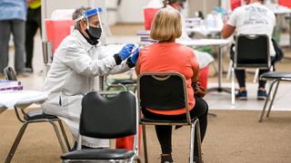 Les hommes américains rechignent à se faire vacciner et c'est un problème