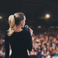 Pourquoi tant de femmes détestent leur voix