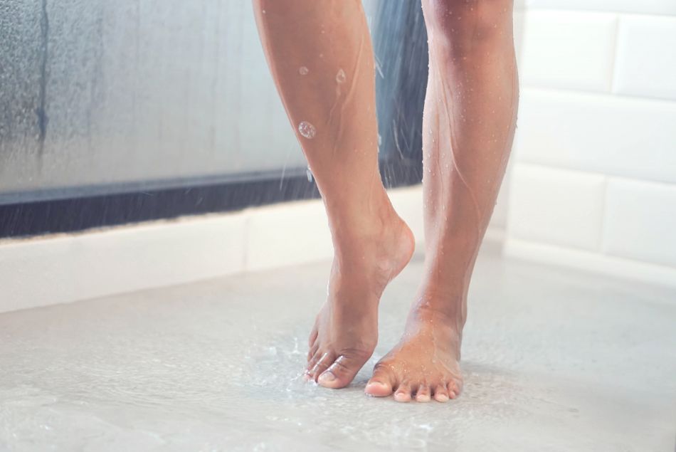 Pourquoi les femmes devraient éviter de faire pipi sous la douche