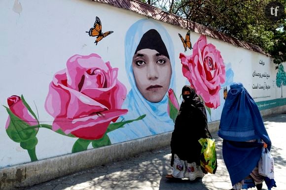 Des femmes afghanes devant un street art à Kaboul représentant Farkhunda Malikzada, lynchée publiquement en 2015