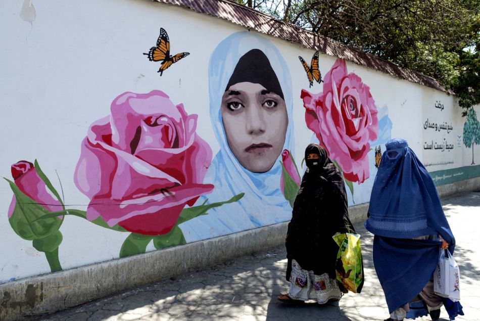 Des femmes afghanes devant un street art à Kaboul représentant Farkhunda Malikzada, lynchée publiquement en 2015