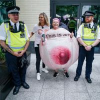 Une manif de seins géants devant les bureaux de Facebook contre la censure des tétons