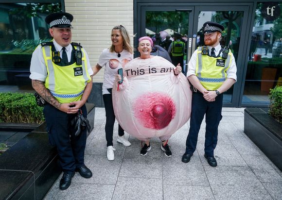 Des manifestantes devant les locaux de Facebook à Londres pour protester contre la censure des tétons le 1er septembre 2021