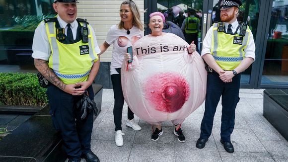 Une manif de seins géants devant les bureaux de Facebook contre la censure des tétons