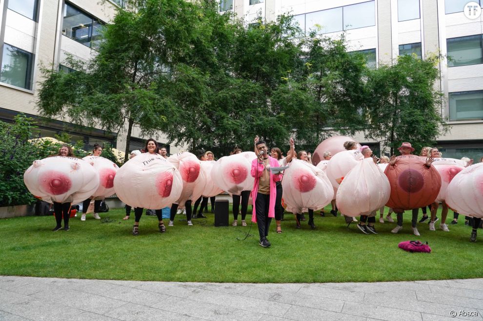 Des seins géants devant les locaux de Facebook à Londres pour protester contre la censure des tétons le 1er septembre 2021