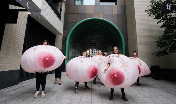 Des manifestantes déguisées en seins devant les locaux de Facebook à Londres le 1er septembre 2021