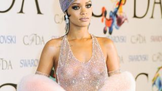 Pourquoi la "naked dress" est bien plus qu'une robe