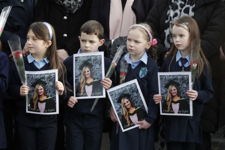 Les élèves d'Ashling Murphy lors de son enterrement, mardi 18 janvier.