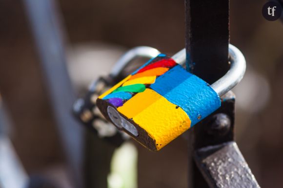 Un cadenas floqué d'un drapeau LGBT et ukrainien dans les rues de Kyiv.