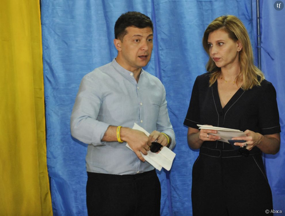  Le président Volodymyr Zelensky et sa femme Olena Zelenska lors des élections parlementaires à Kyiv le 21 juillet 2019 