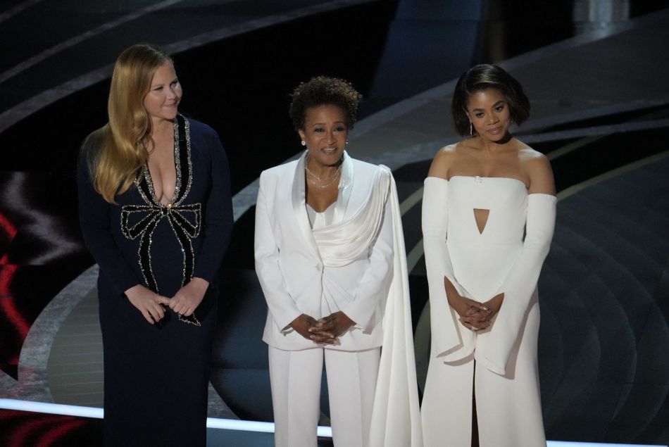 Amy Schumer, Wanda Sykes et Regina Hall, lors des Oscars 2022.