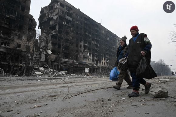 Deux hommes dans les rues dévastées de Marioupol, le 2 avril 2022.