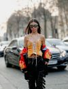  Street style : Livia Nunes Marques en corset à la Fashion Week de Paris le 5 mars 2022 