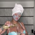 Enceinte, Rihanna boit une flûte de champagne et fait scandale