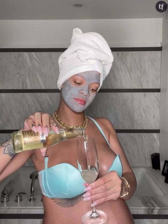Enceinte, Rihanna boit une flûte de champagne et fait scandale