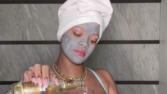 Enceinte, Rihanna boit une (fausse) flûte de champagne et les "mom shamers" bondissent