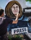   Un artiste syrien peint une fresque de la journaliste  Shireen Abu Akleh   