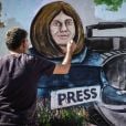  Un artiste syrien peint une fresque de la journaliste  Shireen Abu Akleh   