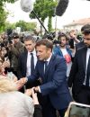 Emmanuel Macron visite une brigade de gendarmerie avec le ministre français de l'Intérieur Gérald Darmanin à Gaillac, le 9 juin 2022