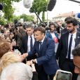 Emmanuel Macron visite une brigade de gendarmerie avec le ministre français de l'Intérieur Gérald Darmanin à Gaillac, le 9 juin 2022