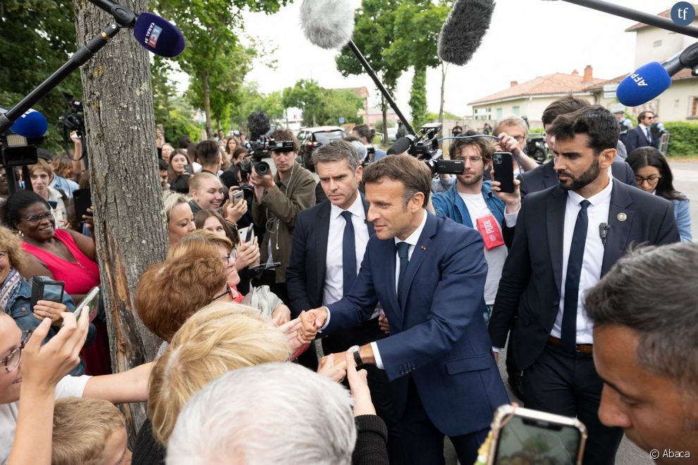 Emmanuel Macron visite une brigade de gendarmerie avec le ministre français de l&#039;Intérieur Gérald Darmanin à Gaillac, le 9 juin 2022