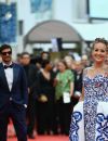 Sharon Stone salue la foule à Cannes, mai 2022