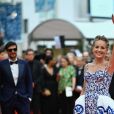 Sharon Stone salue la foule à Cannes, mai 2022