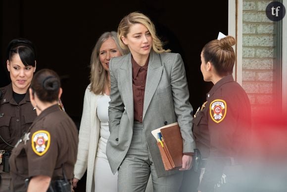 Amber Heard quitte le palais de justice du comté de Fairfax, à Fairfax, lors de son procès contre Johnny Depp le 26 mai 2022