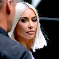 Kim Kardashian crâne avec ses standards de beauté "atteignables" et ça ne passe pas