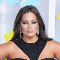 Ashley Graham dévoile ses vergetures aux VMAs (et on applaudit)