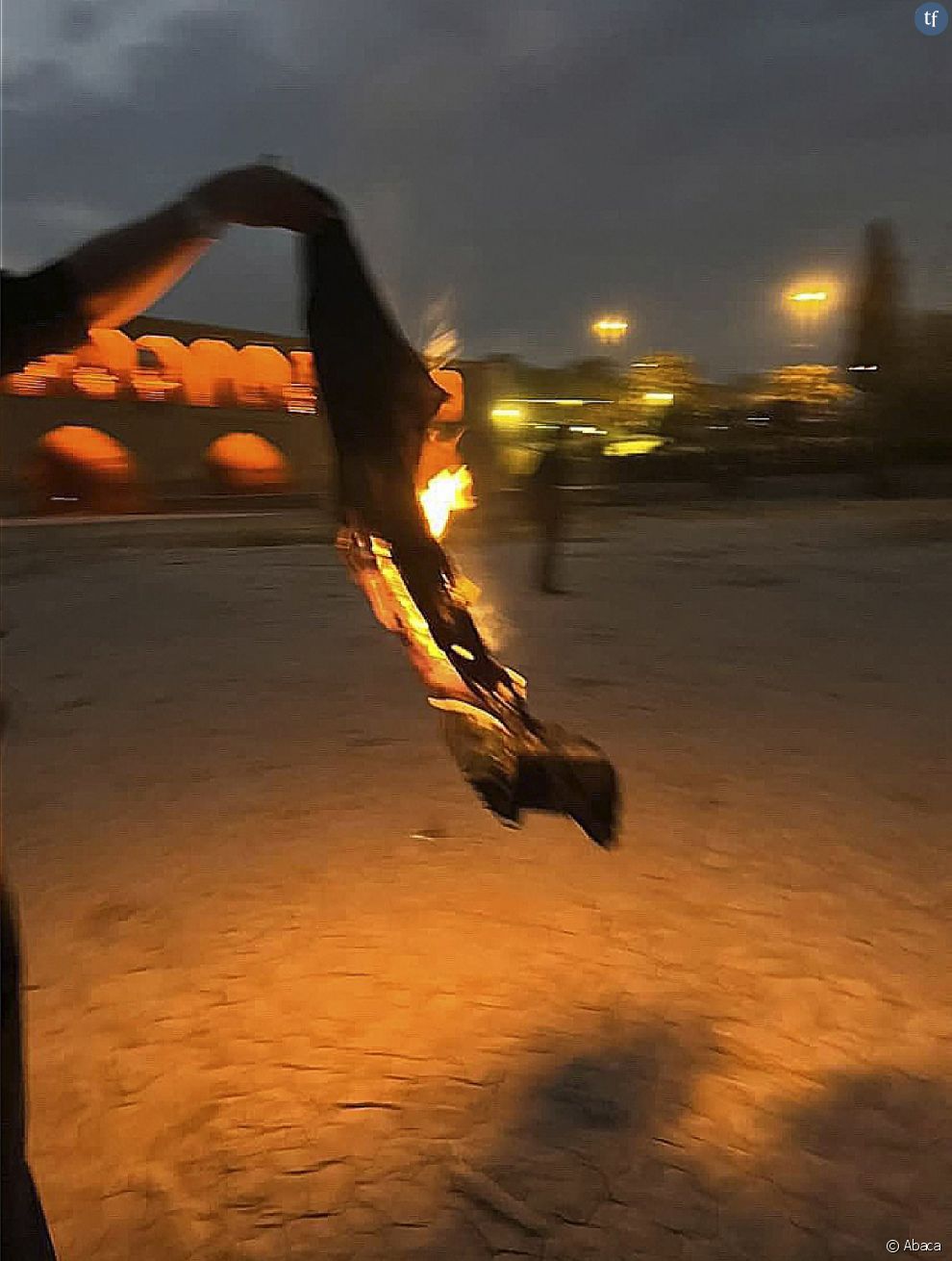  Mobilisation qui a pris bien des formes : les citoyennes iraniennes descendent dans les rues, retirent ou brûlent leur voile, se coupent les cheveux face caméra... 
