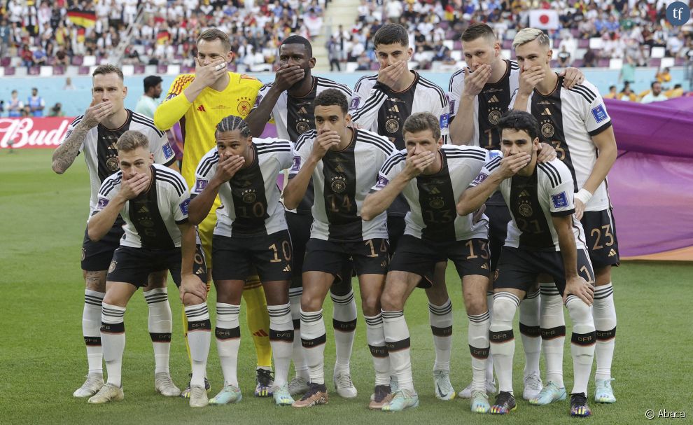  Les joueurs allemands se couvrent la bouche pour protester contre l&#039;interdiction de porter le brassard de capitaine One Love lors du match Allemagne-Japon le 23 novembre 2022 