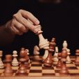 Génie iranienne des échecs, Sara Khadem doit s'exiler après avoir joué sans voile