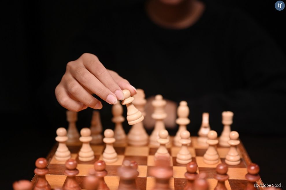La fédération iranienne d&#039;échecs, relate Le Monde, s&#039;est par ailleurs détachée de la joueuse, qui &quot;aurait participé à ce tournoi à titre personnel, de façon indépendante et à ses propres frais&quot;