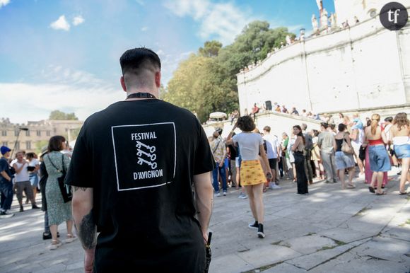 La situation est telle qu'elle a exigé une réaction immédiate du directeur du Festival d'Avignon, Tiago Rodriges. Celui-ci l'a déploré : "des gestes violents et racistes ne sont pas acceptables au Festival et ce comportement ne représente pas le public du Festival". Et l'a affirmé : "le festival a tout de suite exprimé sa solidarité à cette compagnie, et travaillé pour créer un climat de sécurité et de sérénité pour que le spectacle se présente".
Un personnel de sécurité patrouille sur le terrain du festival. Le Festival d'Avignon a débuté en France, offrant un mois de célébration du théâtre dans la cité médiévale. Organisée au centre d'Avignon, cette 77e édition propose un programme diversifié de spectacles. Photo par Igor Ferreira/SOPA Images/SPUS/ABACAPRESS.COM